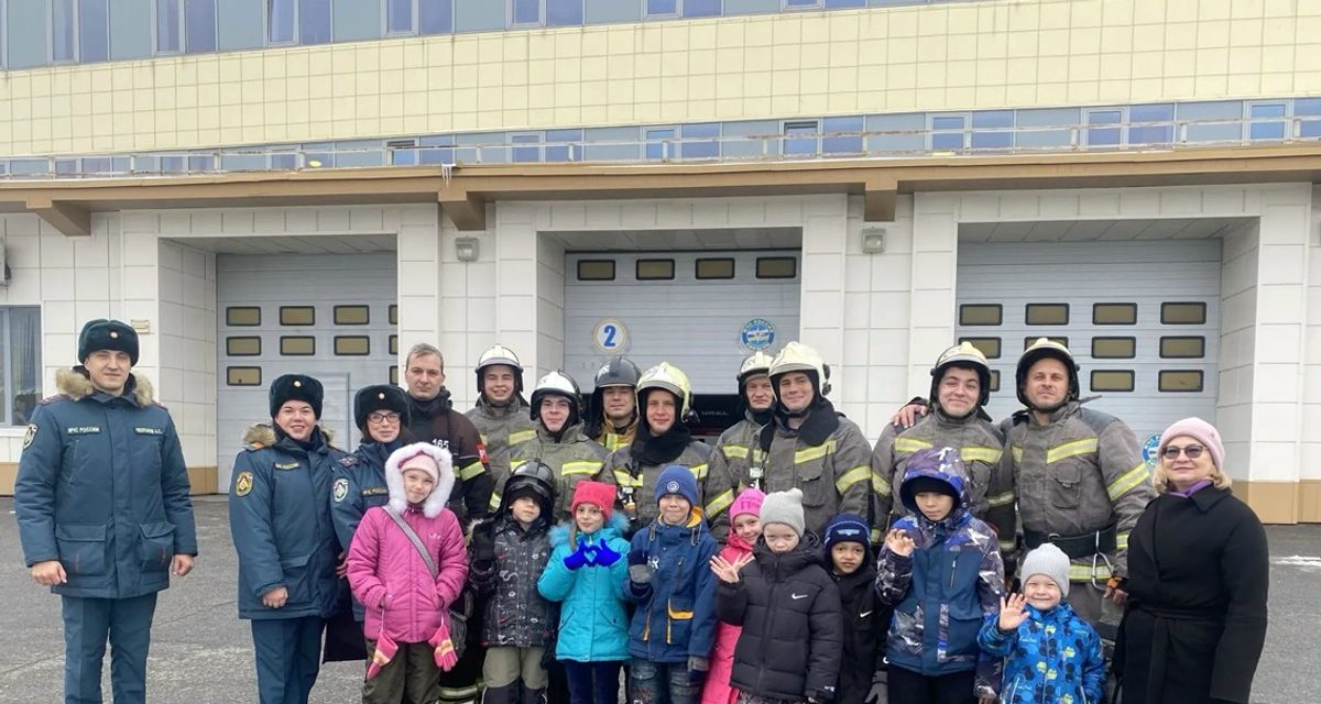 Дети из центра «Росток» примерили экипировку пожарных и сели в кабину спецмашины