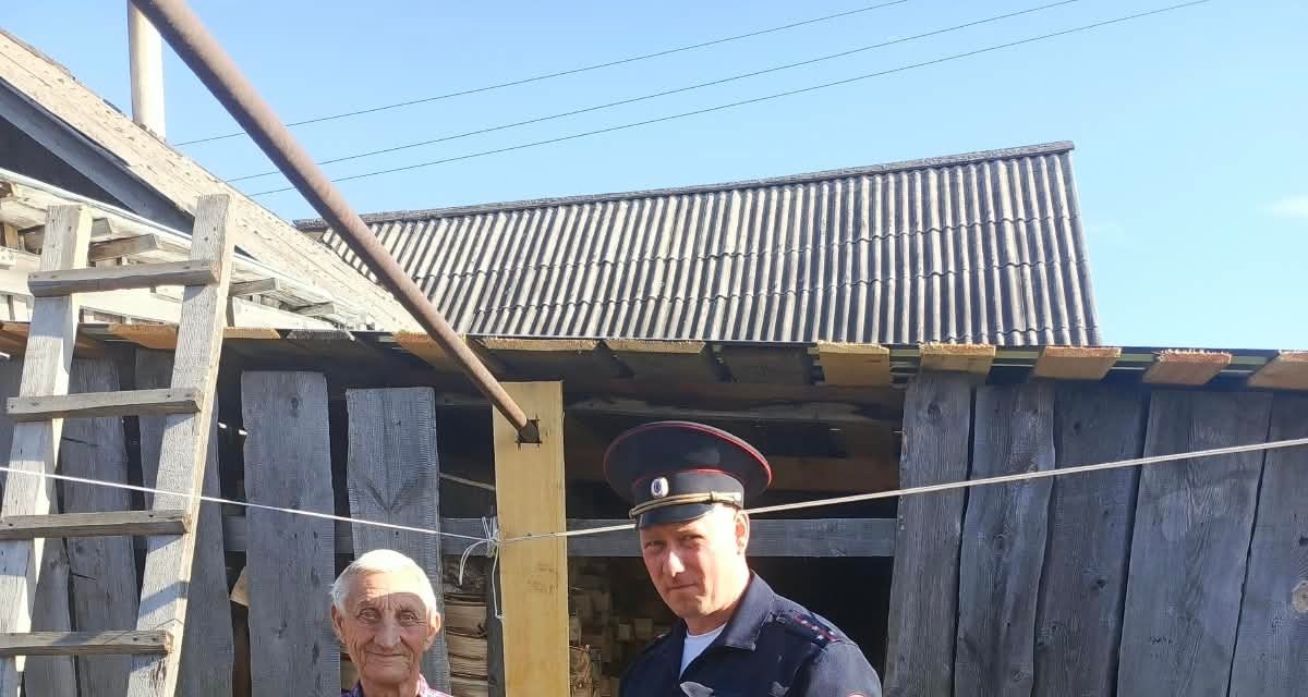 Участковый достал из погреба двух собак, которых затем забрали новые хозяева
