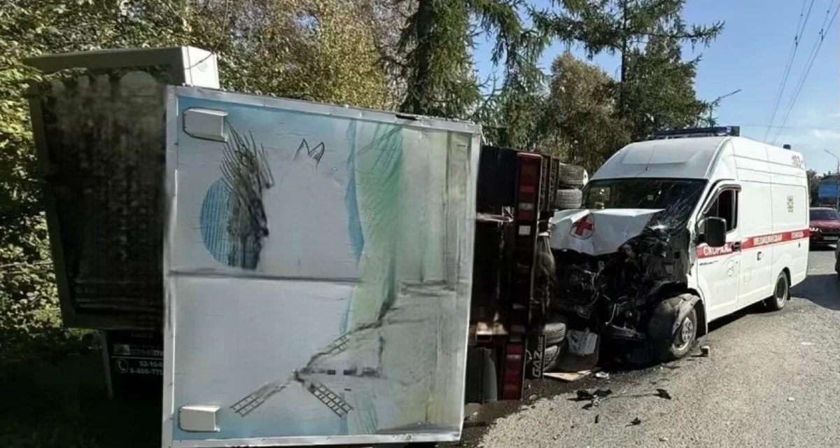 В Томске водитель «Газели» не уступил скорой, пострадали три человека