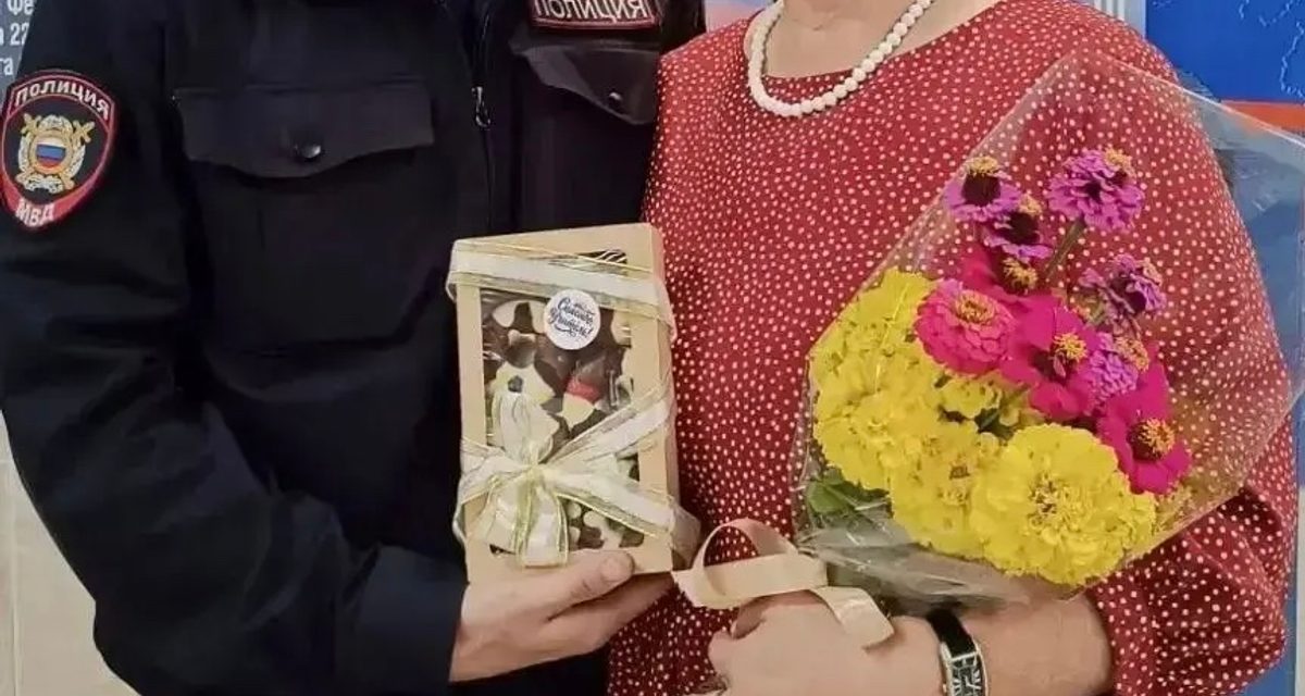 Два томских полицейских поблагодарили маму — учителя начальных классов