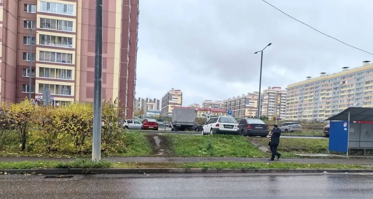 В Зональной станции автомобиль сбил 8-летнюю девочку, она выбежала из-за автобуса